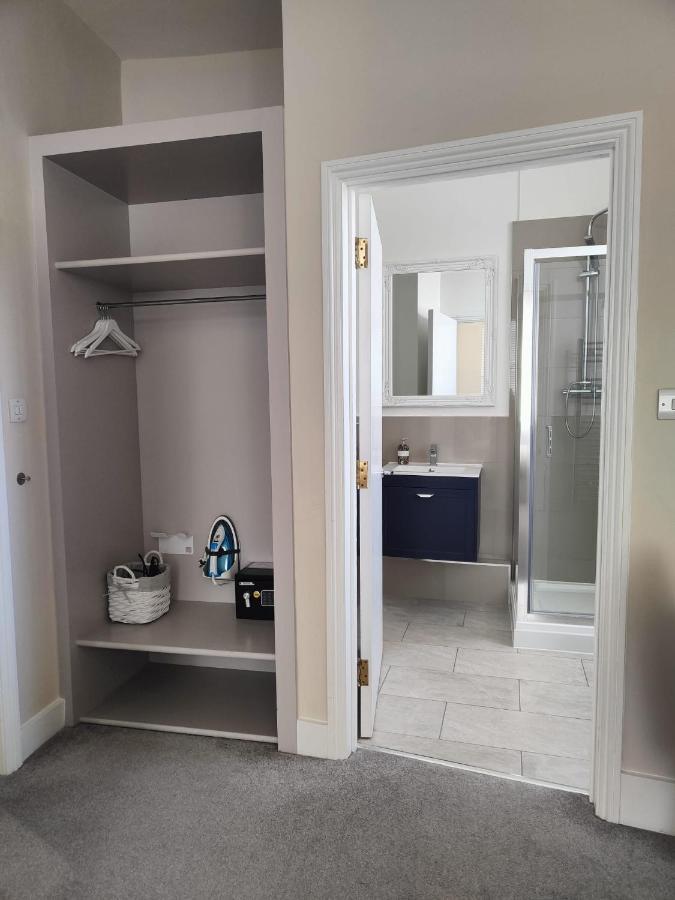 Deluxe Double Room Shower