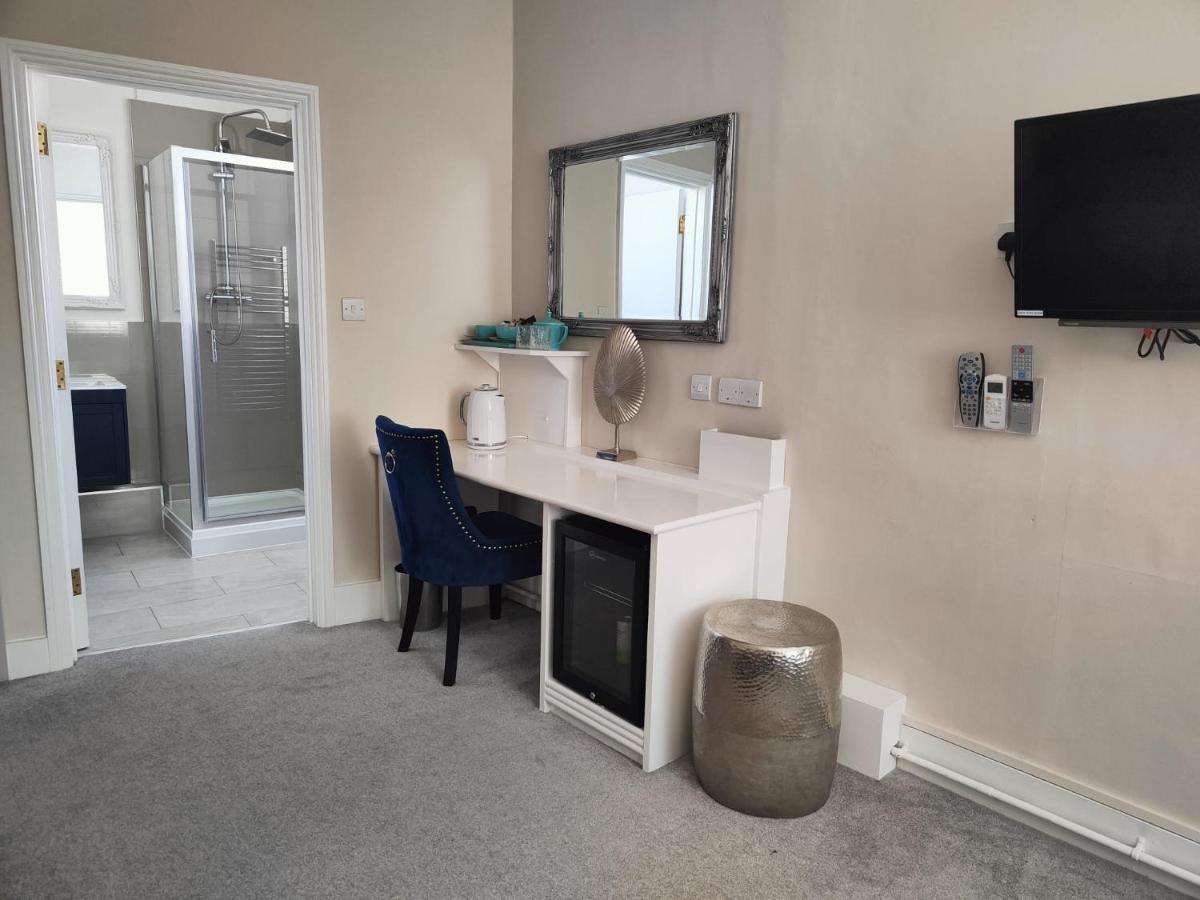 Deluxe Double Room Shower