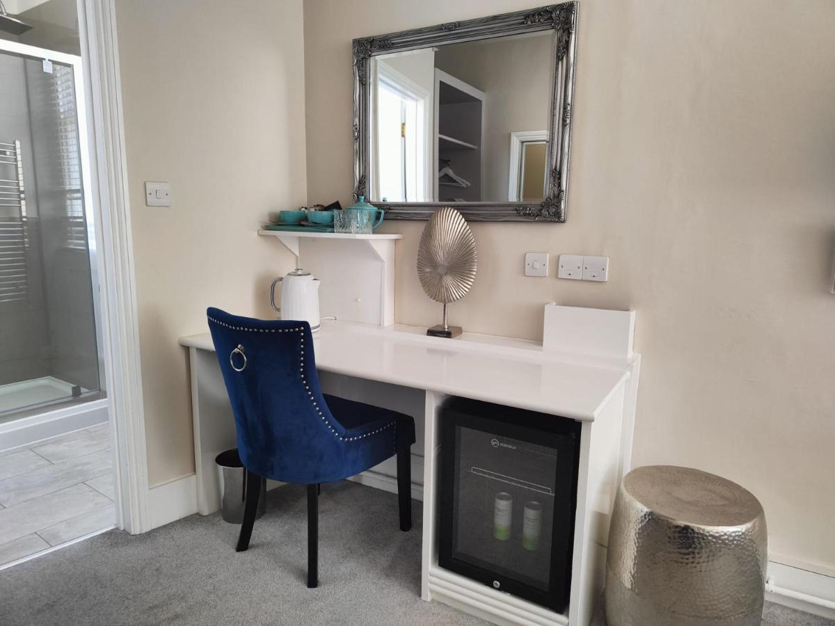 Deluxe Double Room Shower