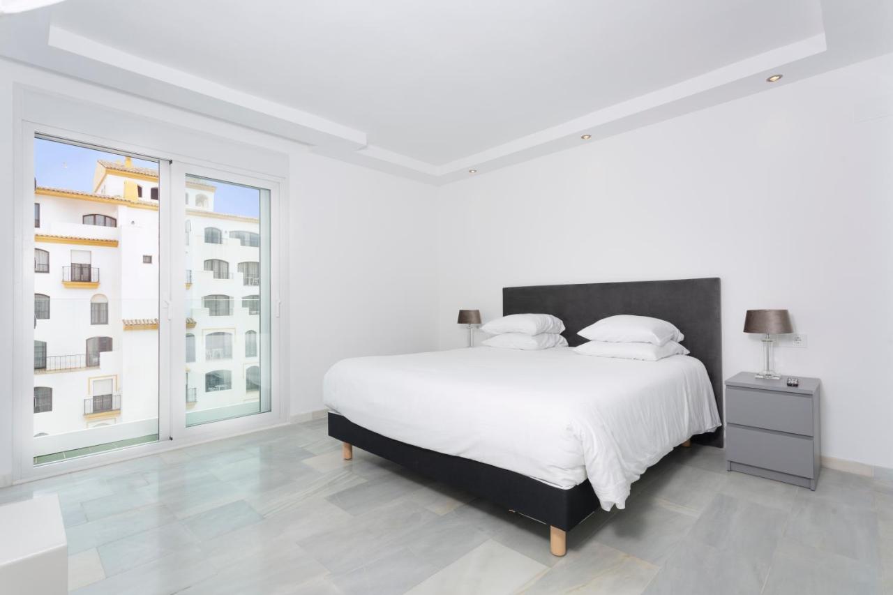 Deluxe Four-Bedroom Apartment Sea View Hot Tub