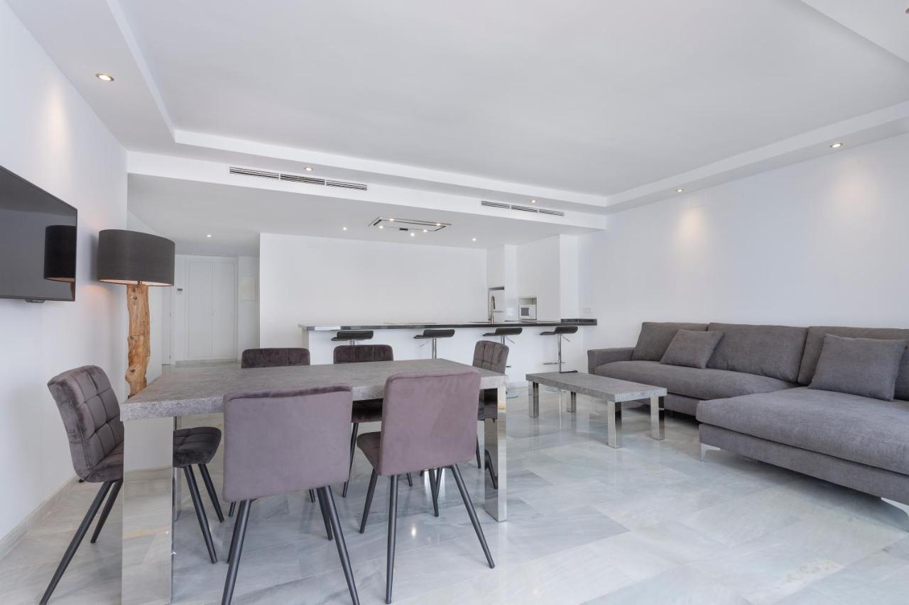 Deluxe Three-Bedroom Apartment Sea View