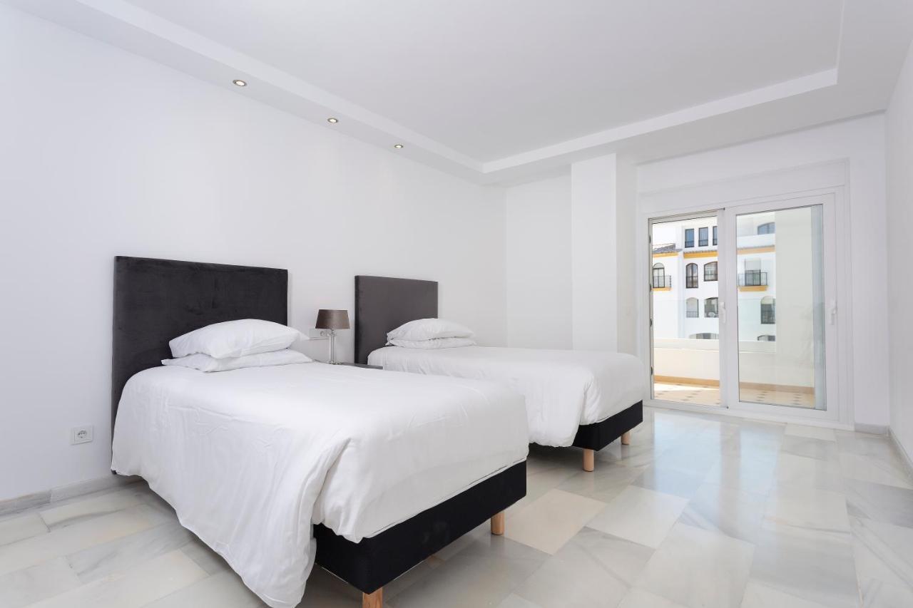 Deluxe Three-Bedroom Apartment City View Hot Tub