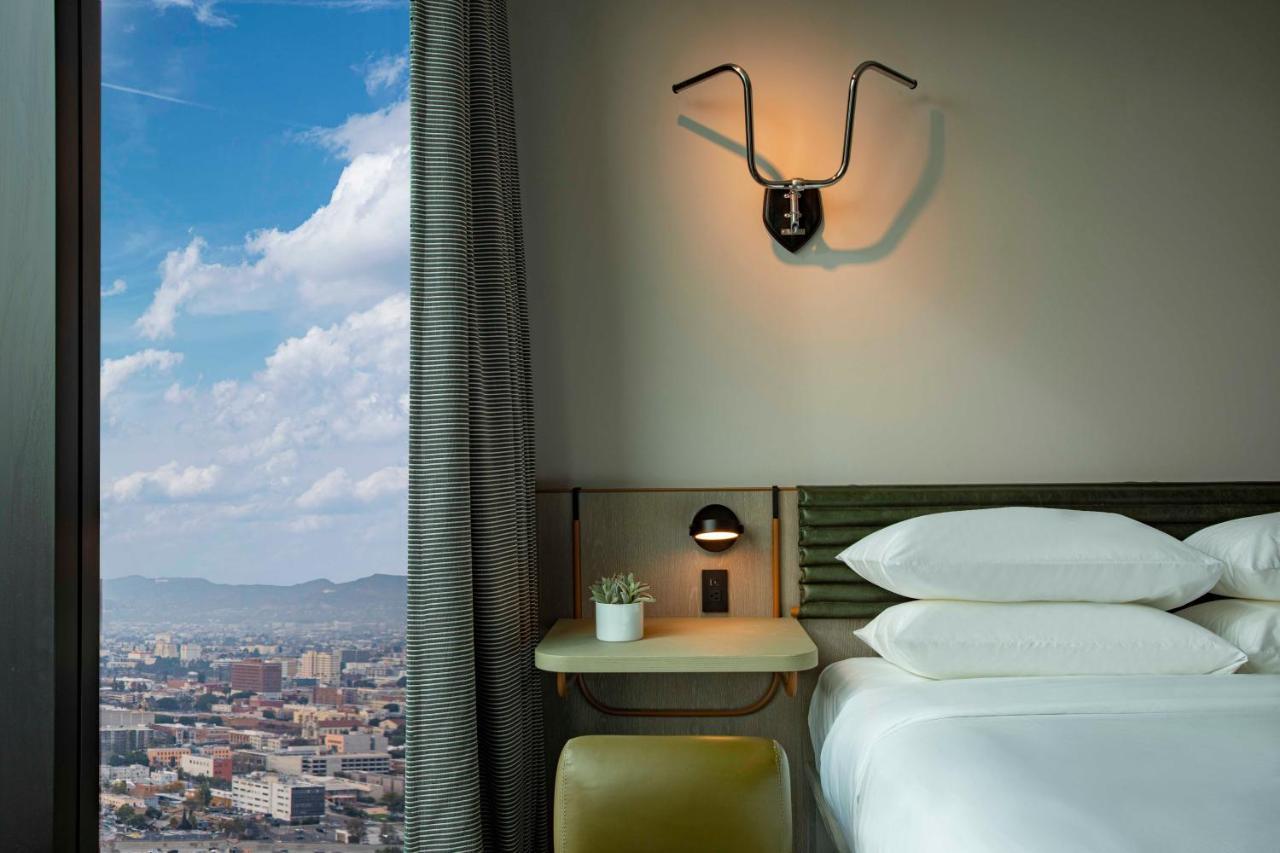 Corner King Room City View