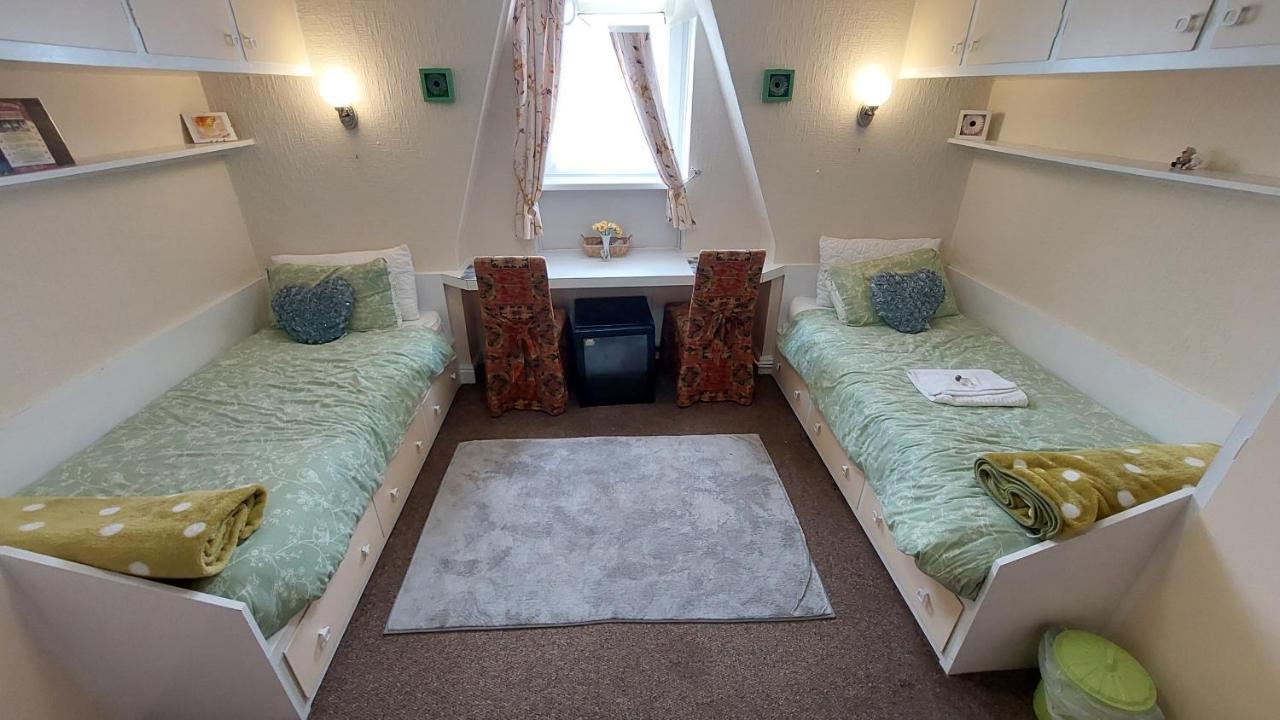 Twin Room with Bathroom