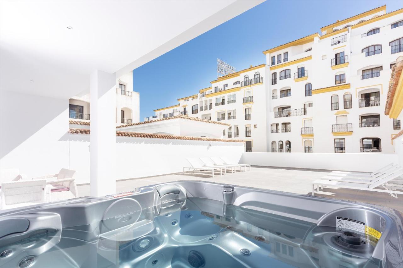 Deluxe Four-Bedroom Apartment Sea View Hot Tub