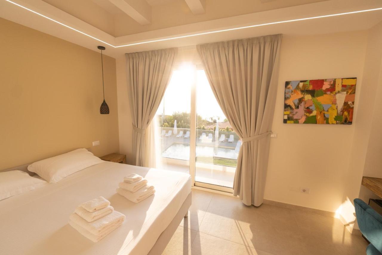 Zimmer mit Kingsize-Bett und Meerblick
