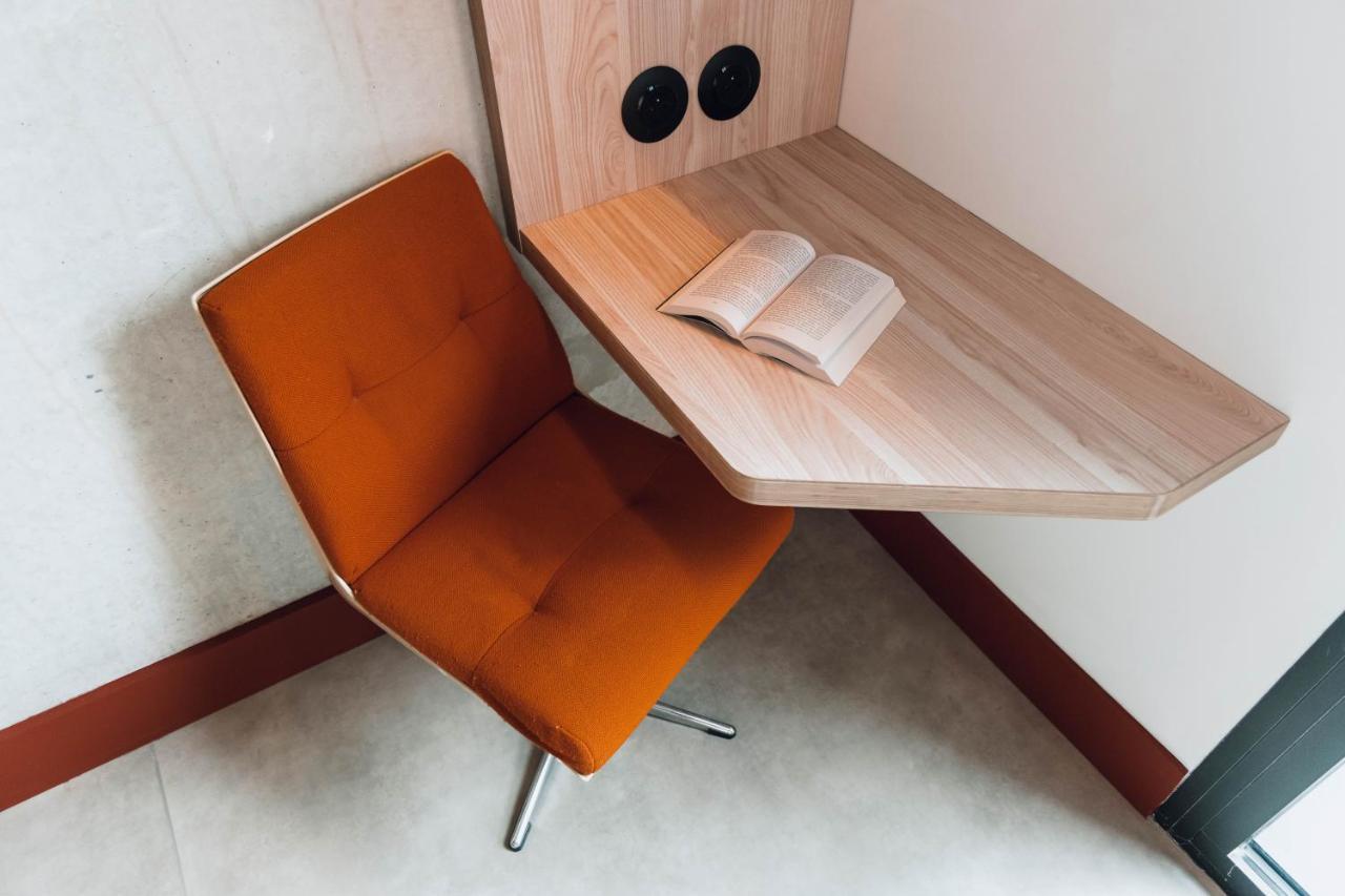 Pop Room with Three Single Beds