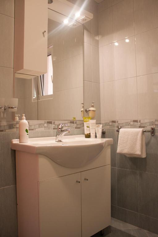 Comfort Three-Bedroom Holiday Home (5 Adults) - Ive Cace 3b Street