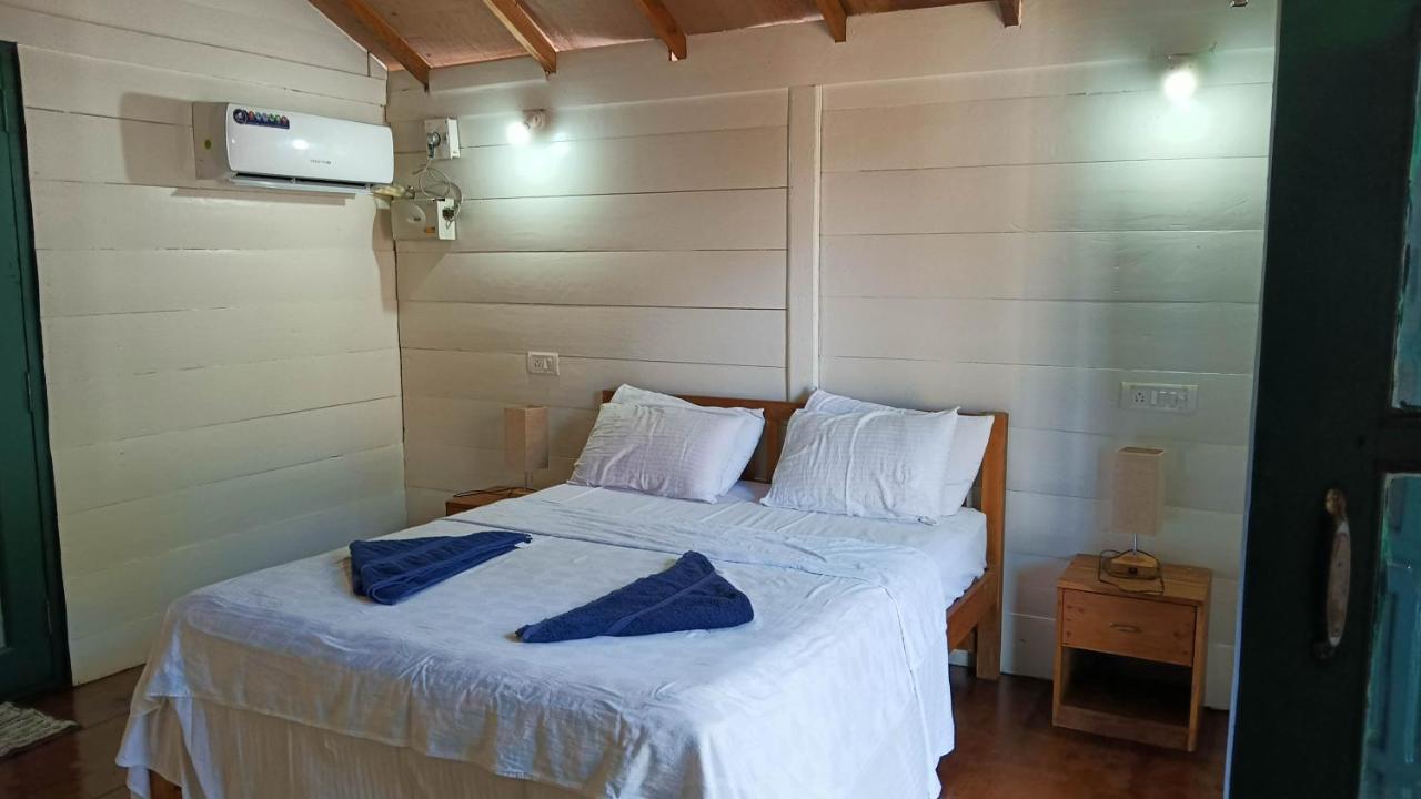 Deluxe Double Room with Side Sea View