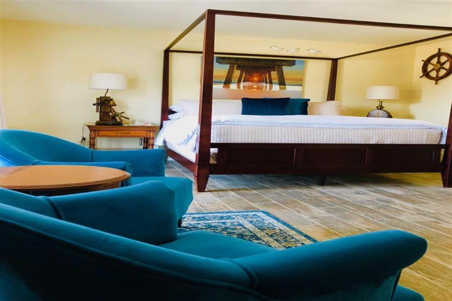 King Room with Roll-In Shower - Disability Access