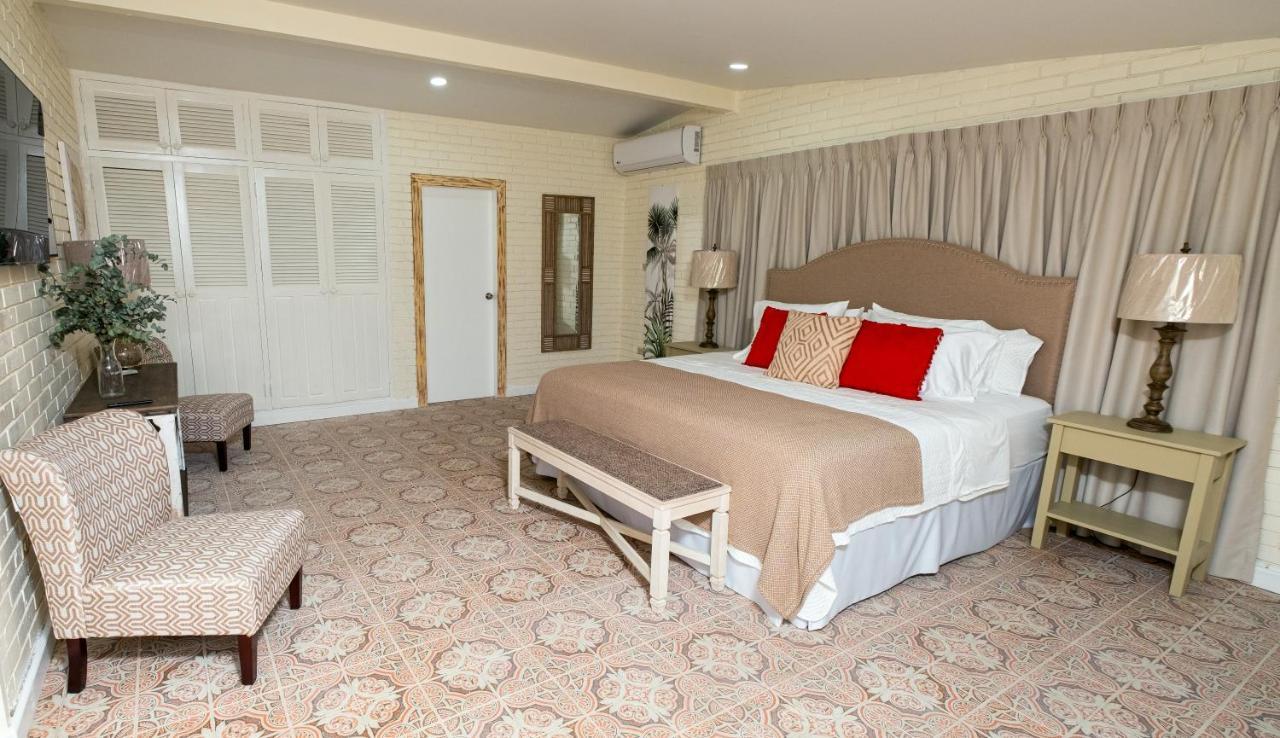 Suite con cama extragrande y vistas a la piscina
