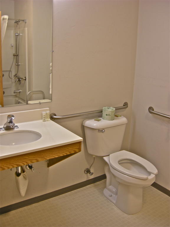 Queen Room - Disability Access - Non-Smoking