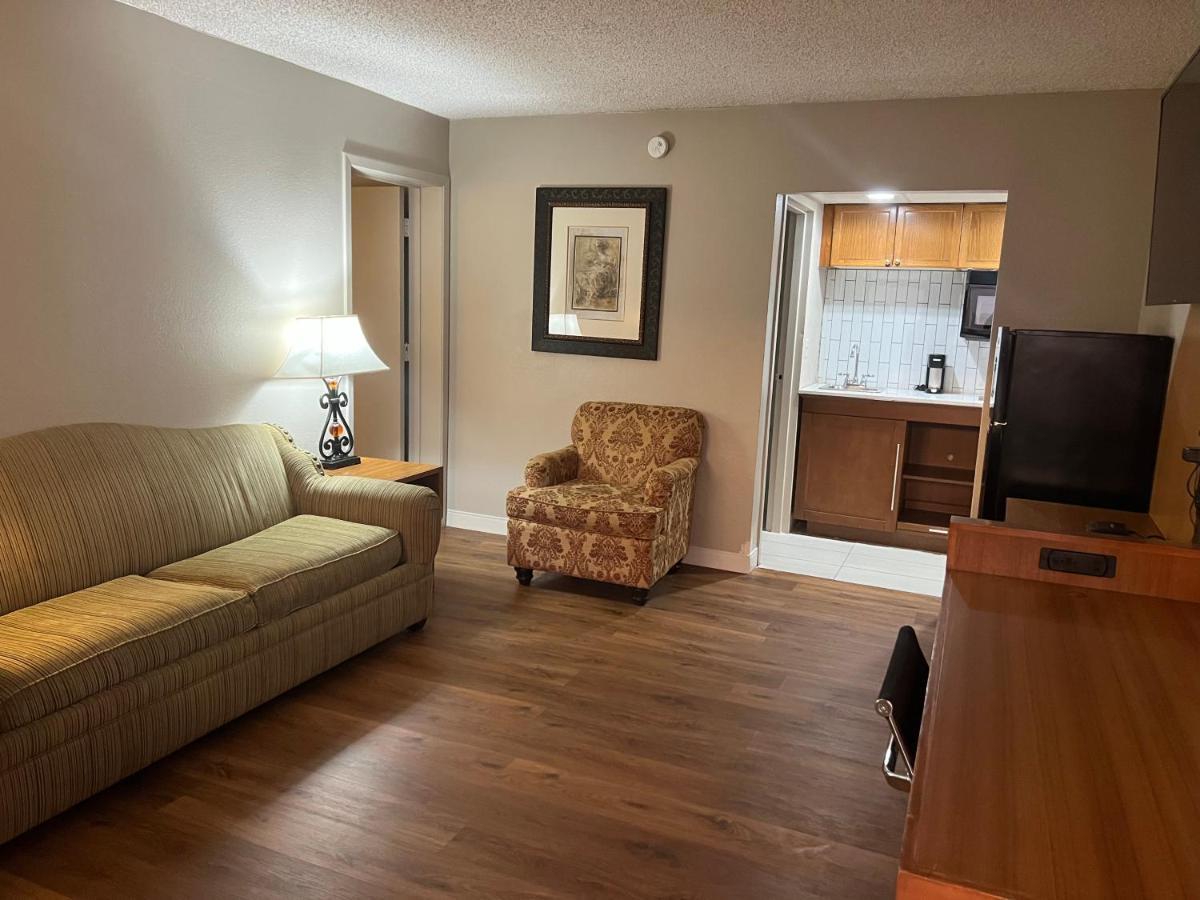 Deluxe King Suite
