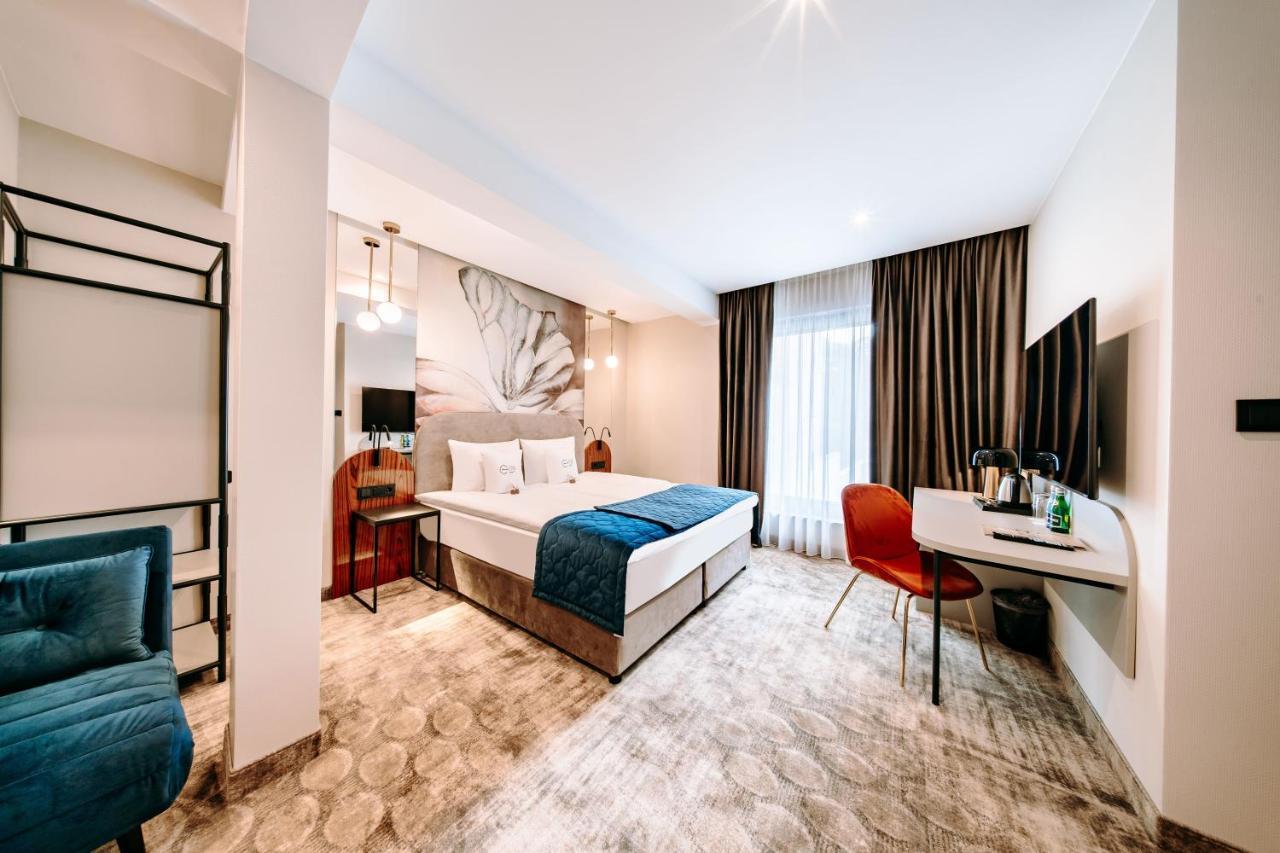 Deluxe Double Room (2 Adults + 1 Child)