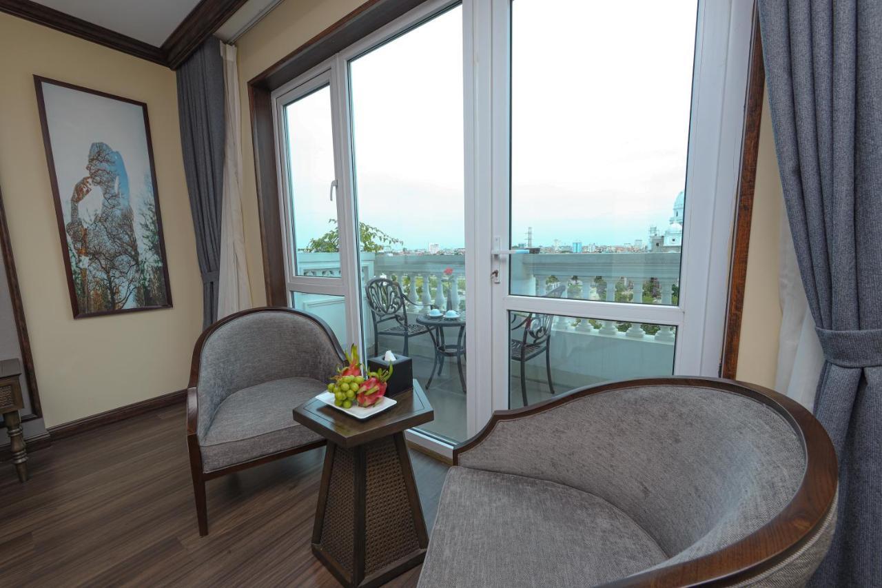Grand Deluxe Double Room with Balcony (Indochine Wing)
