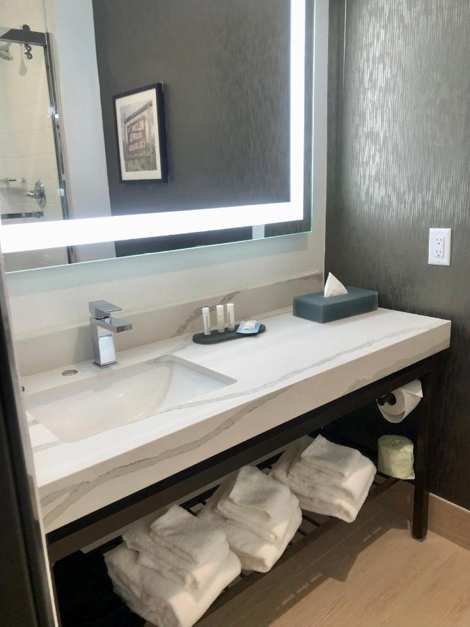 Deluxe Queen Room with Two Queen Beds - Non-Smoking
