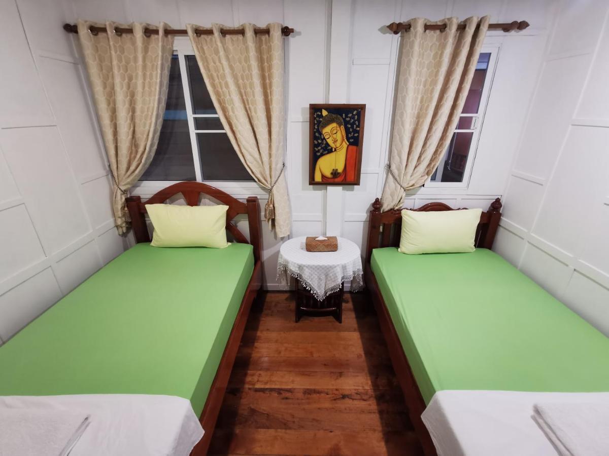 Zweibettzimmer mit Ventilator und Gemeinschaftsbad