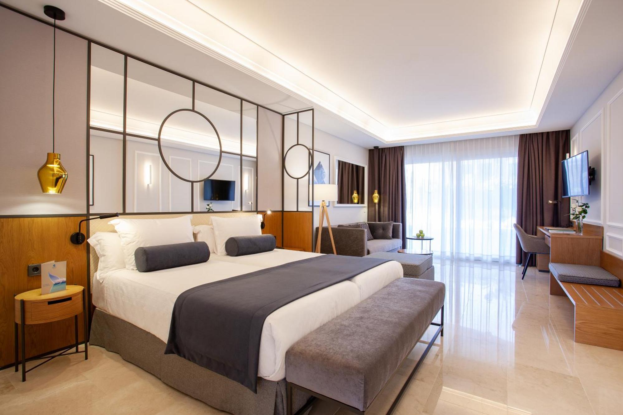 Prestige Junior Suite mit Poolblick (1 Erwachsener)
