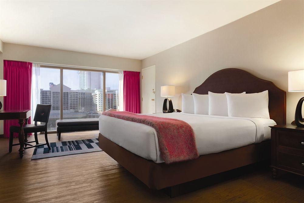 Quarto Fab com 1 Cama King-size - Não Fumantes