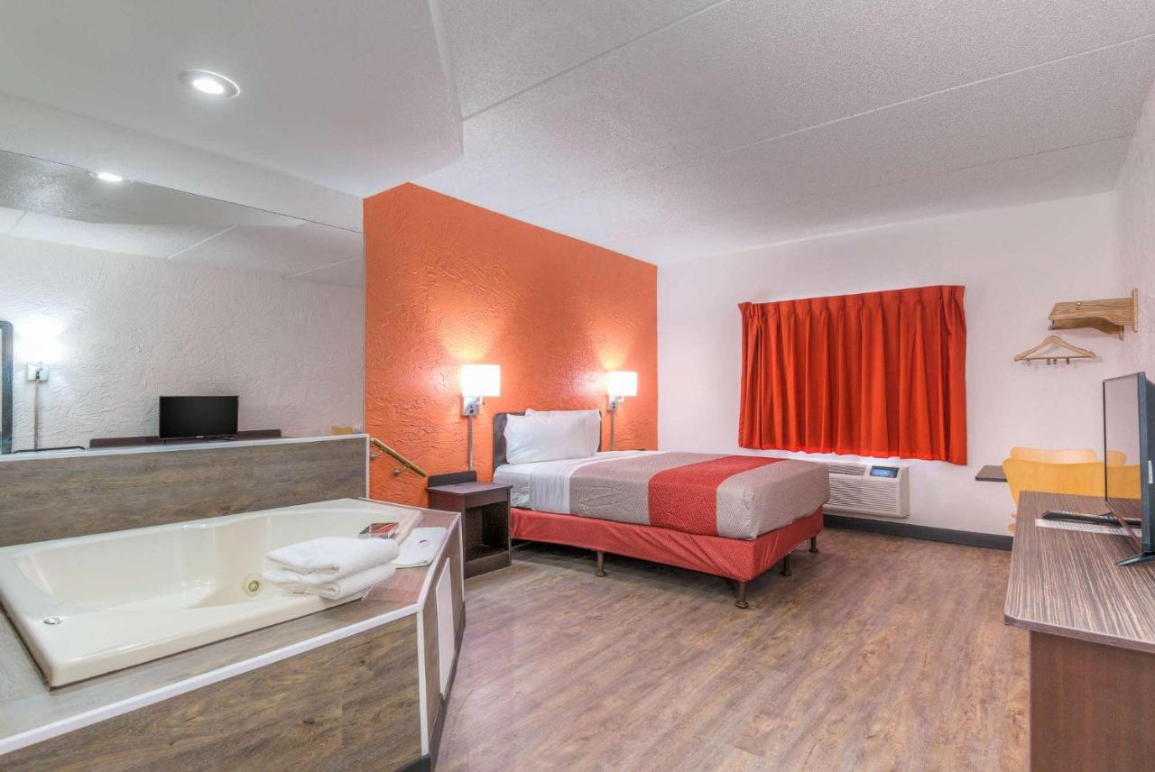 Queen Suite with Spa Bath - Non-Smoking