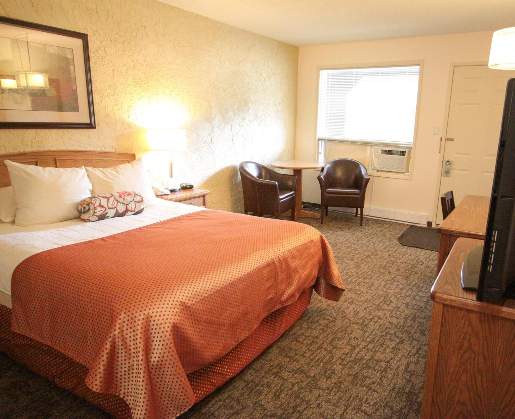 Studio Two Queen Beds- Main Floor - Not Pet Friendly
