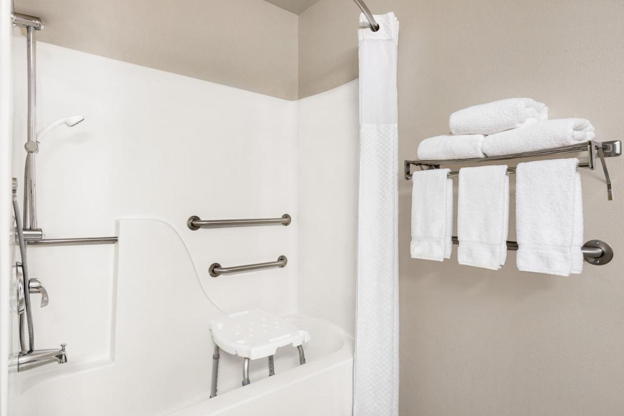 Queen Room with Bath Tub - Mobility Accessible/Non-Smoking