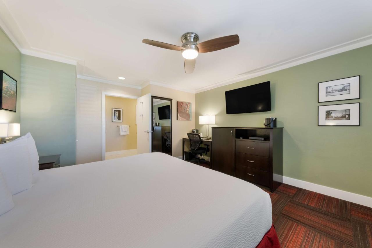 King Room with Roll-in Shower - Disability Access/Non-Smoking