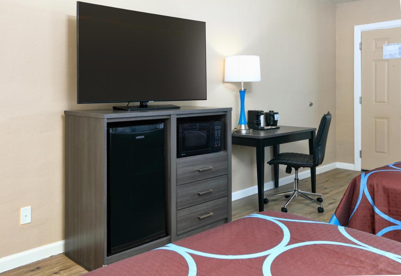 Queen Room with Two Queen Beds and Bath Tub - Mobility Accessible/Non-Smoking