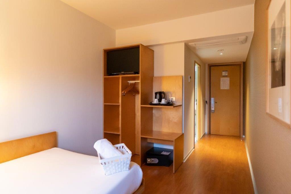 1 Single Bed
