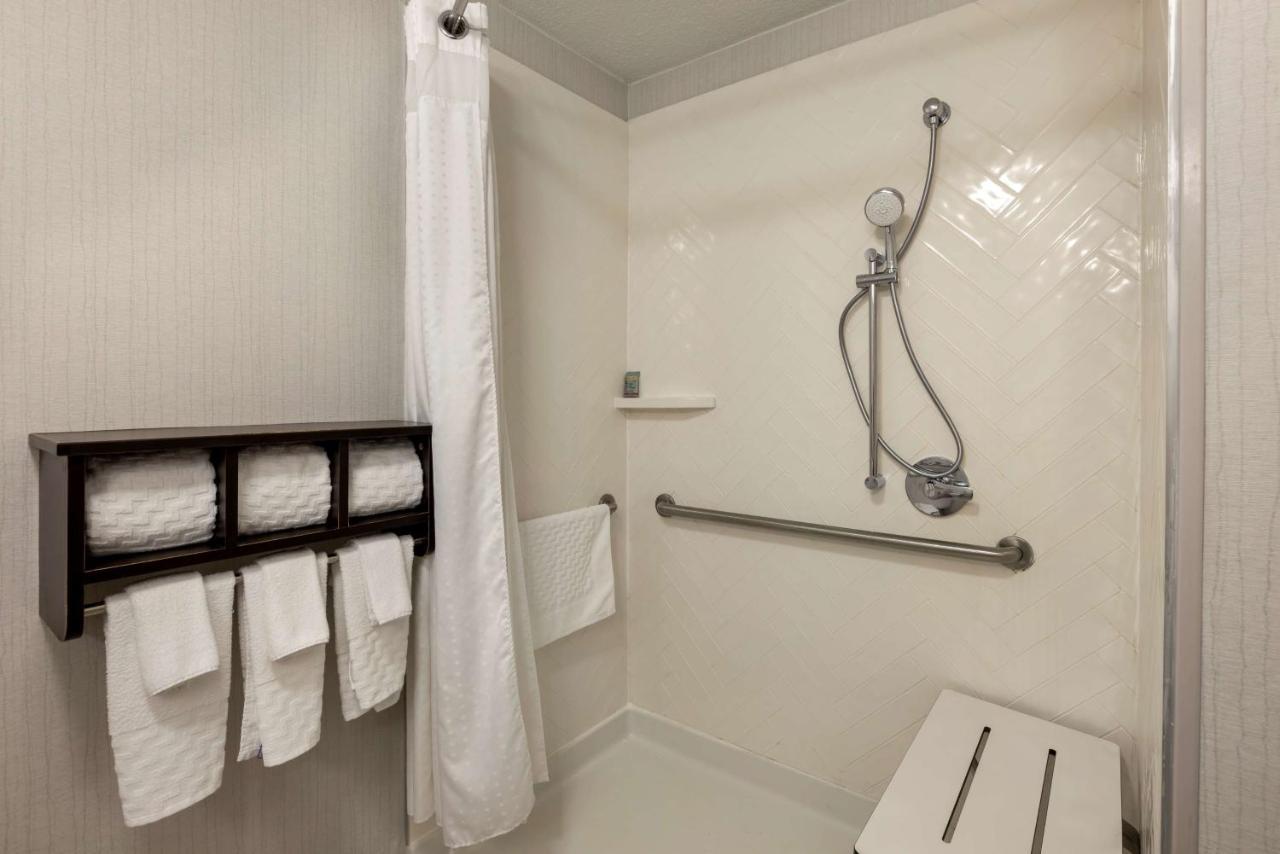 Queen Room with Two Queen Beds and Roll-In Shower - Mobility Access/Non-Smoking