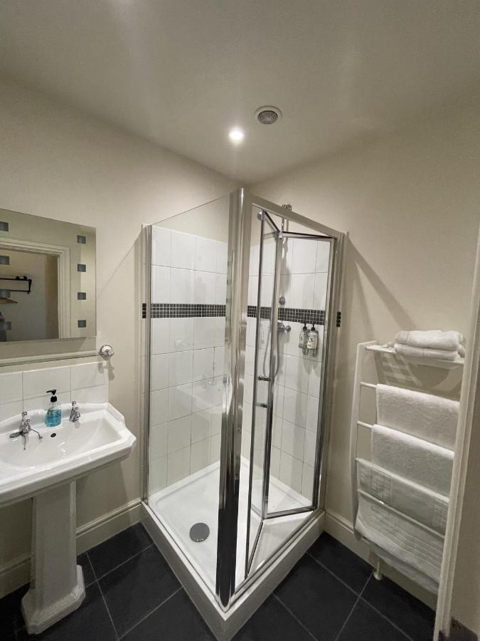 Tweepersoonskamer met 2 Aparte Bedden en Douche