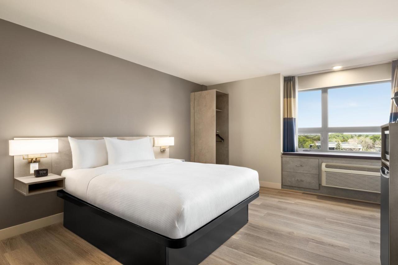 1 Queen Bed, Mobility Accessible Room, Roll-in Shower, Non-Smoking