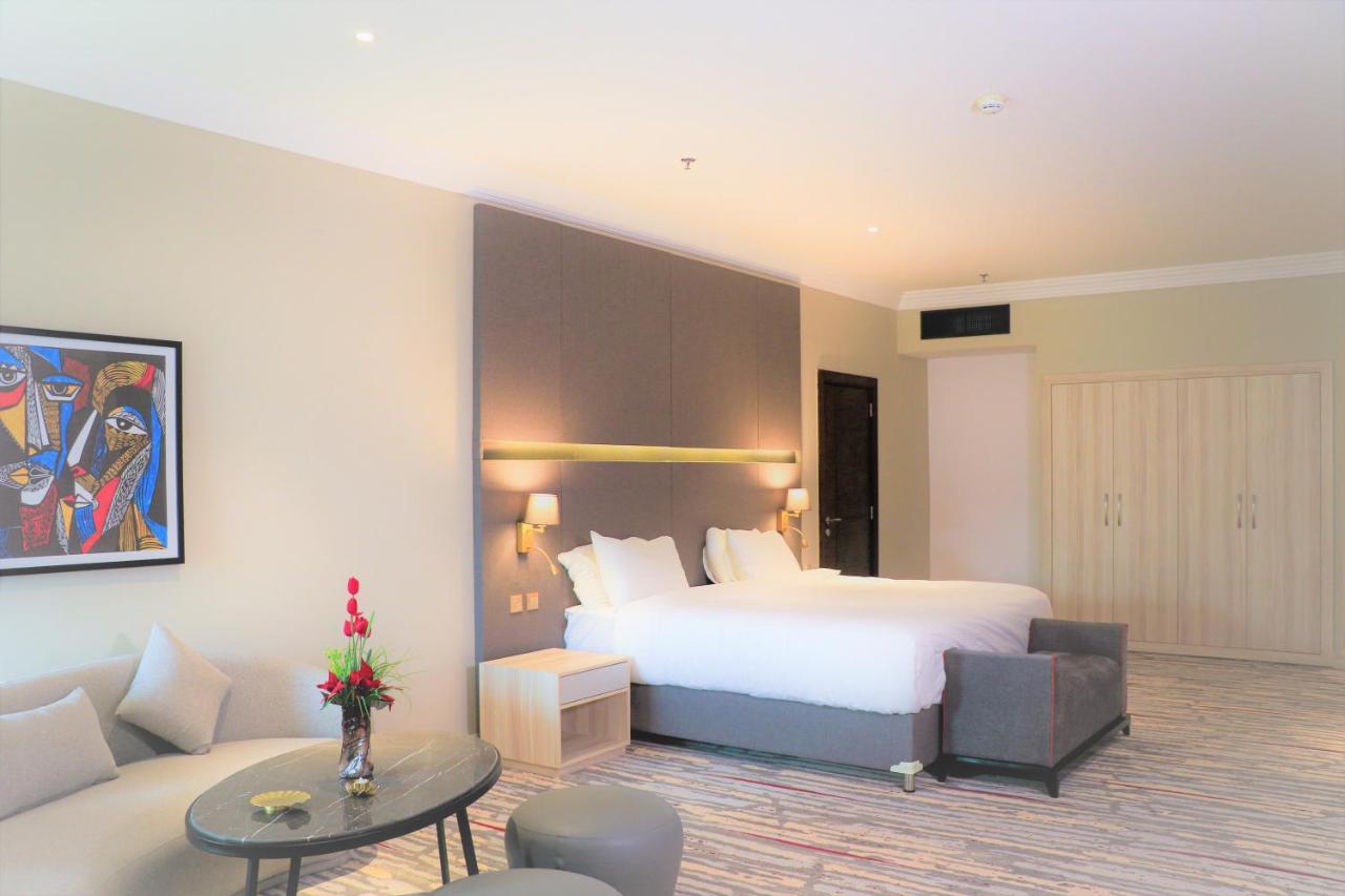 Chic King Room City or Pool View Smoking,1316992558:JPEG