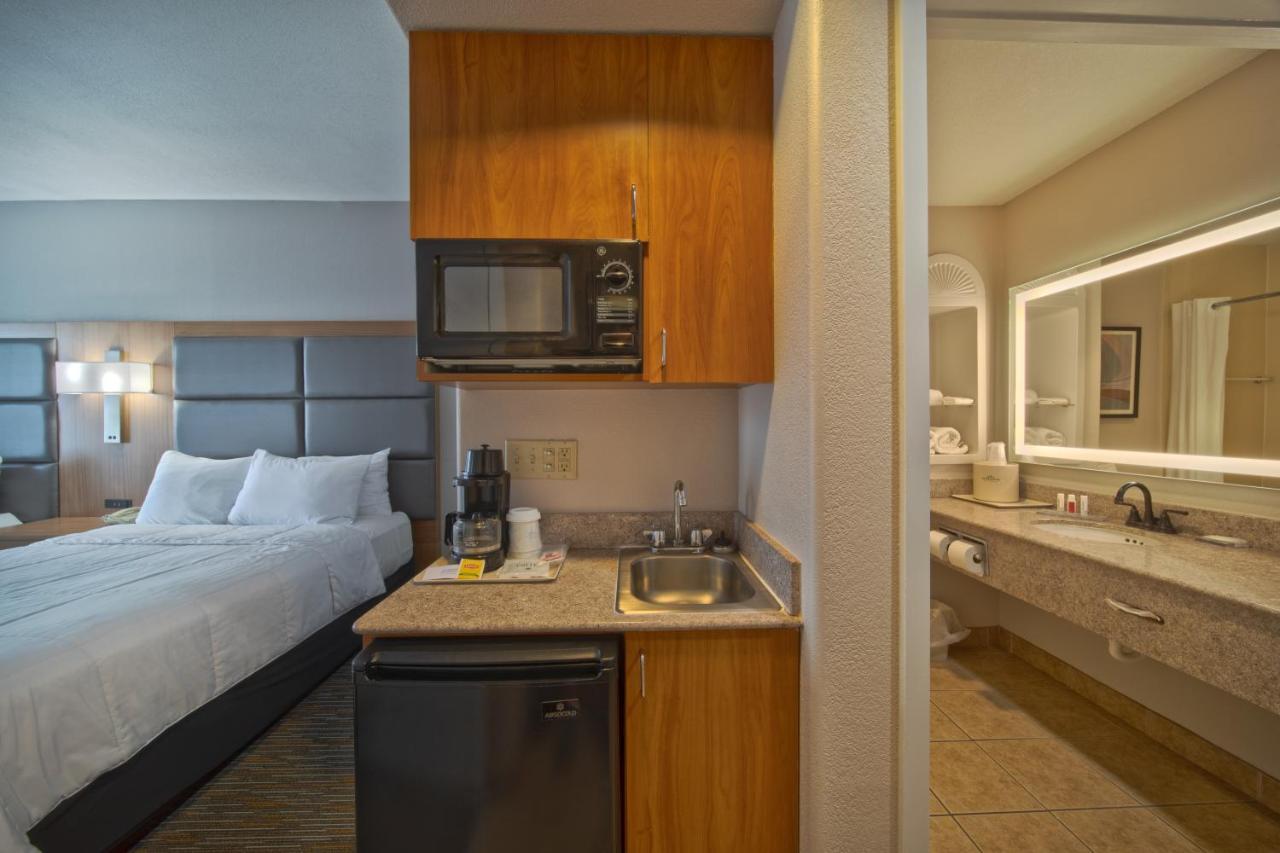 Queen Room with Two Queen Beds and Bath Tub - Mobility/Hearing Accessible