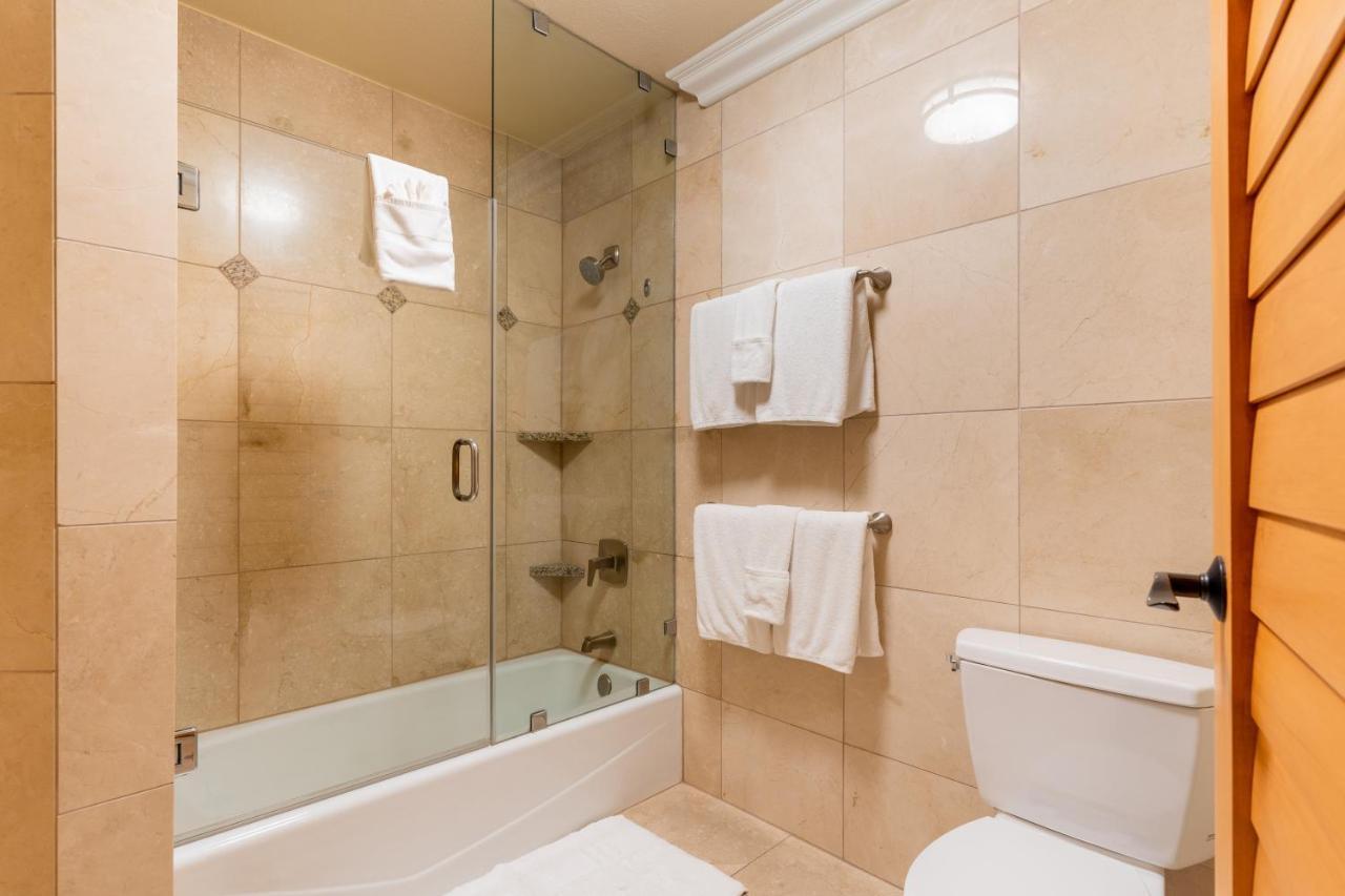 Suite Junior con cama grande y vistas parciales al océano