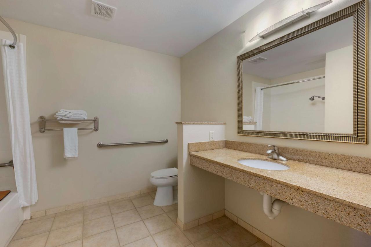King Room with Roll-in Shower - Disability Access/Non-Smoking
