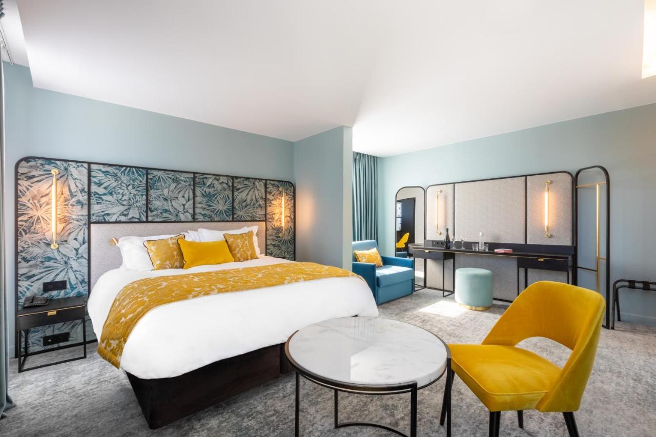 Grand King Room Balcony Single Sofa Bed