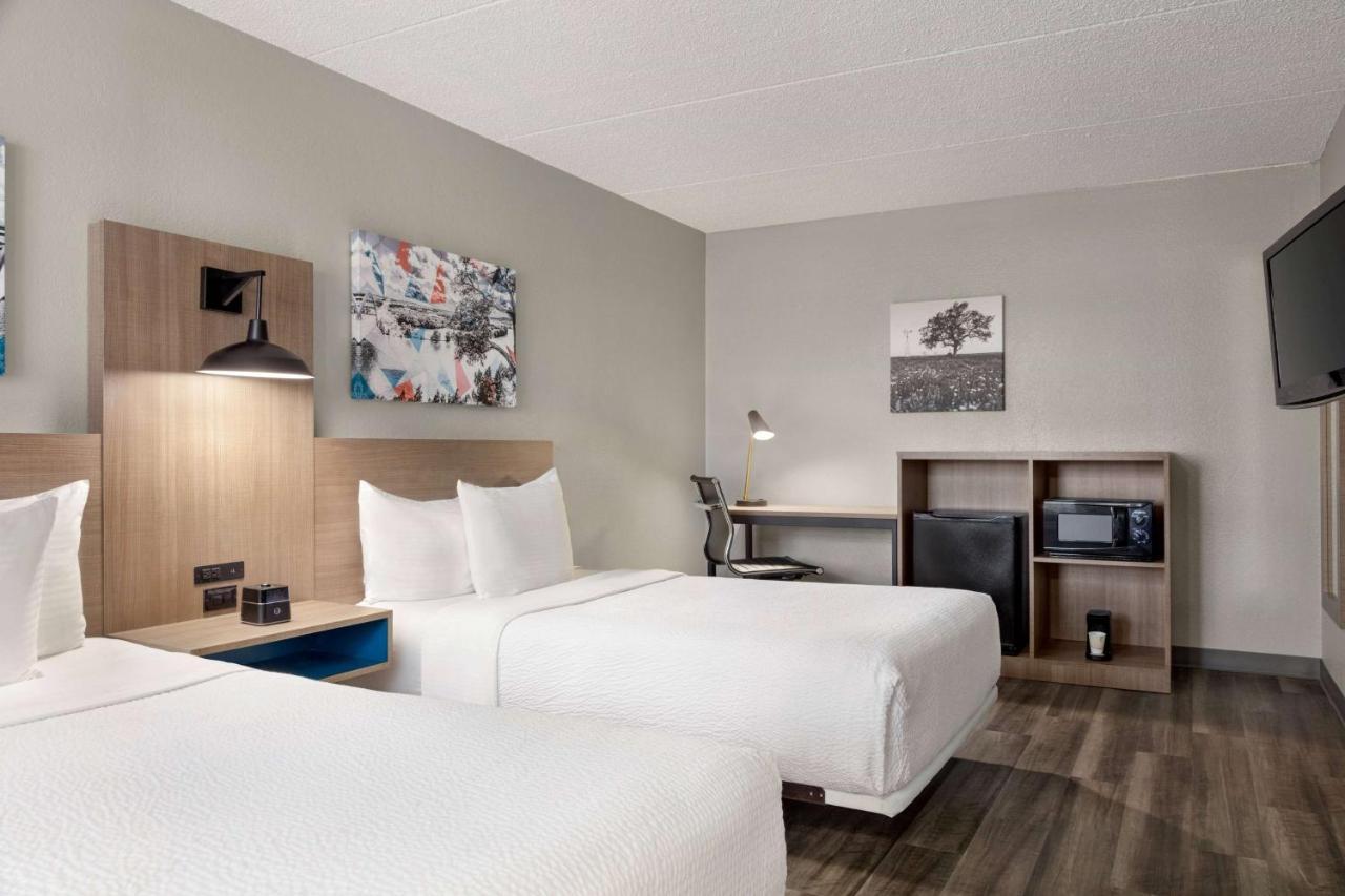 Double Room Two Double Beds Bath Tub Mobility Accessible or Non-Smoking