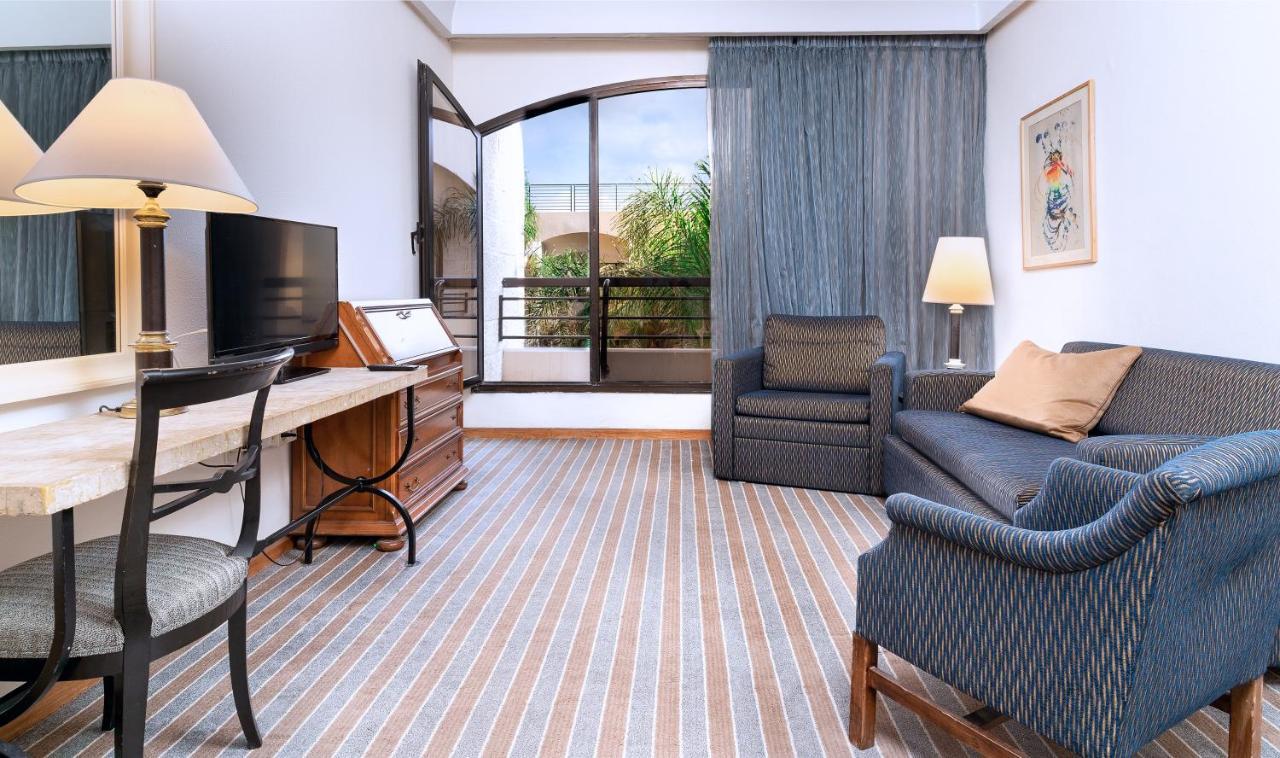 Family Room,1318855864:JPEG