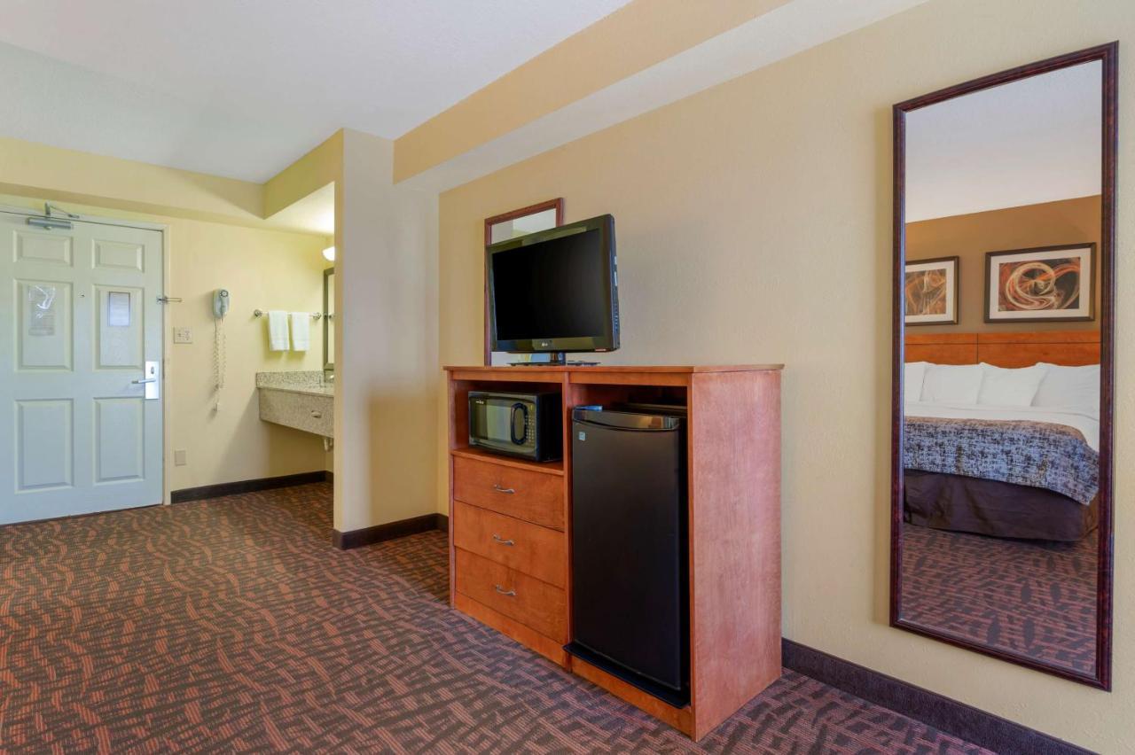King Room with Bath Tub - Mobility Accessible/Non-Smoking