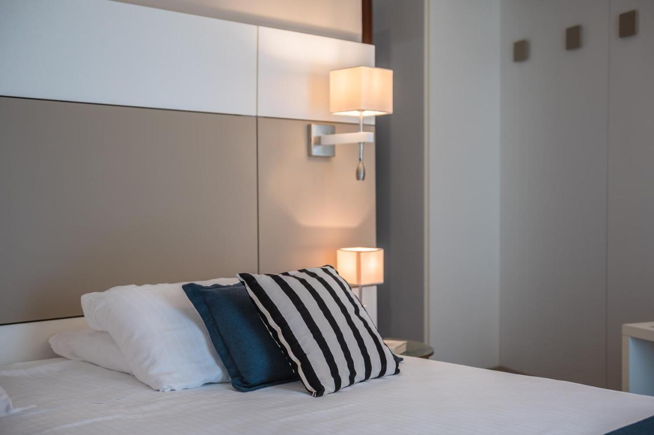 Classic Vierbettzimmer mit Balkon und seitlichem Meerblick