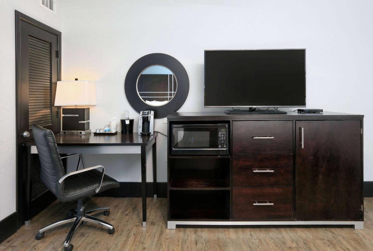 2 Queen Beds, Mobility/Hearing Accessible Suite, Tub w/ Grab Bars, Non-Smoking