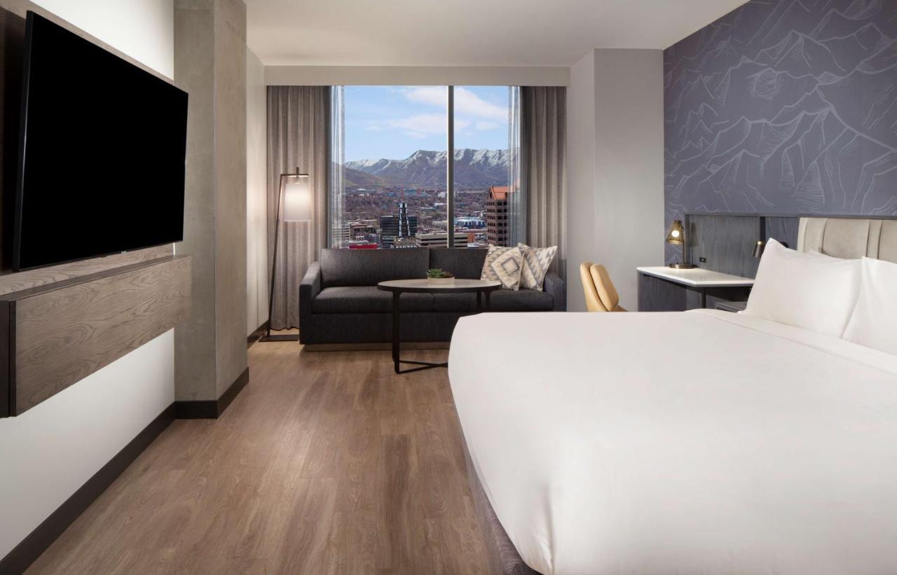 Habitación con cama extragrande y sofá cama