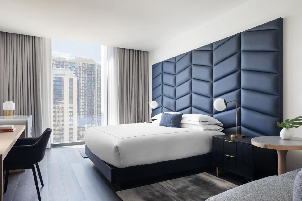 Habitación con cama extragrande y vistas a la ciudad