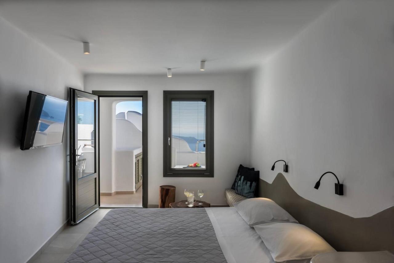 Superior Double Room with Outdoor Hot Tub and Caldera View