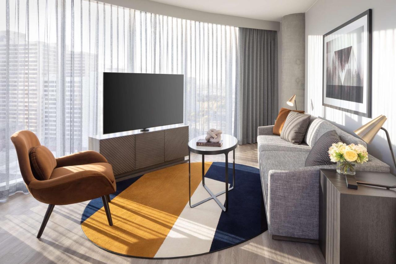 Suite de 1 dormitorio con 1 cama extragrande y vistas