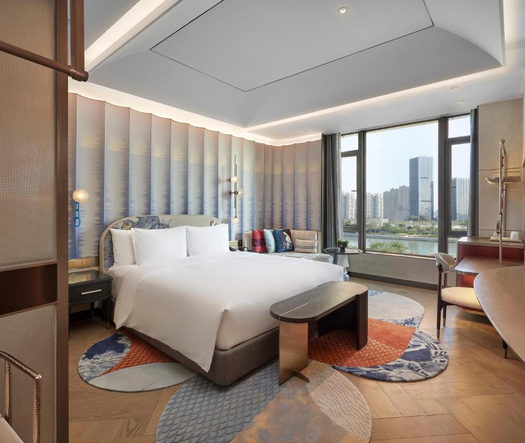 Standard King Room with Lake View