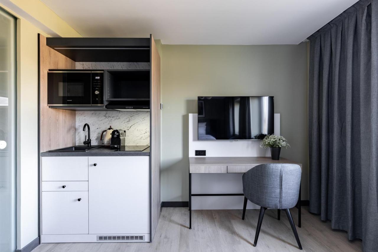 Extra Large Studio with Kitchenette and Bathtub