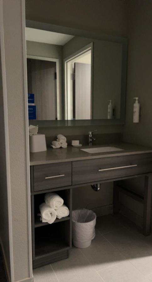 King Studio with Mobility Accessible Tub