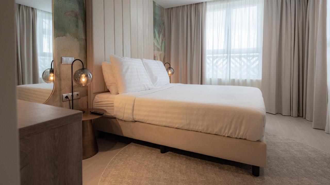 Kamer met queensize bed en uitzicht op de stad